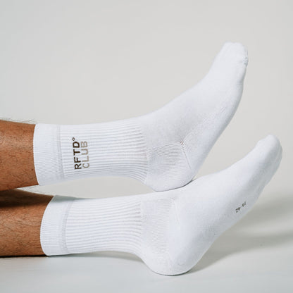 Seitlich in die Kamera werden die Füße eines Mannes gezeigt der die Socken von RFTD trägt.